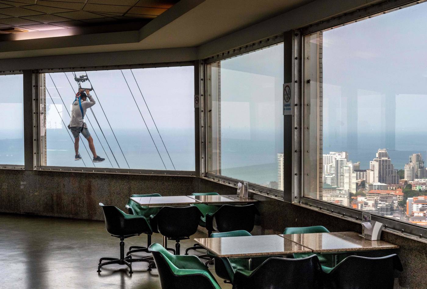 Un turista monta en tirolina desde el piso 55 de la torre de observación del Park Beach Resort en Pattaya, en Tailandia. Pattaya Park Beach Resort es una de las principales atracciones para los turistas chinos en Pattaya, pero está casi desierto debido a la propagación del coronavirus COVID-19.