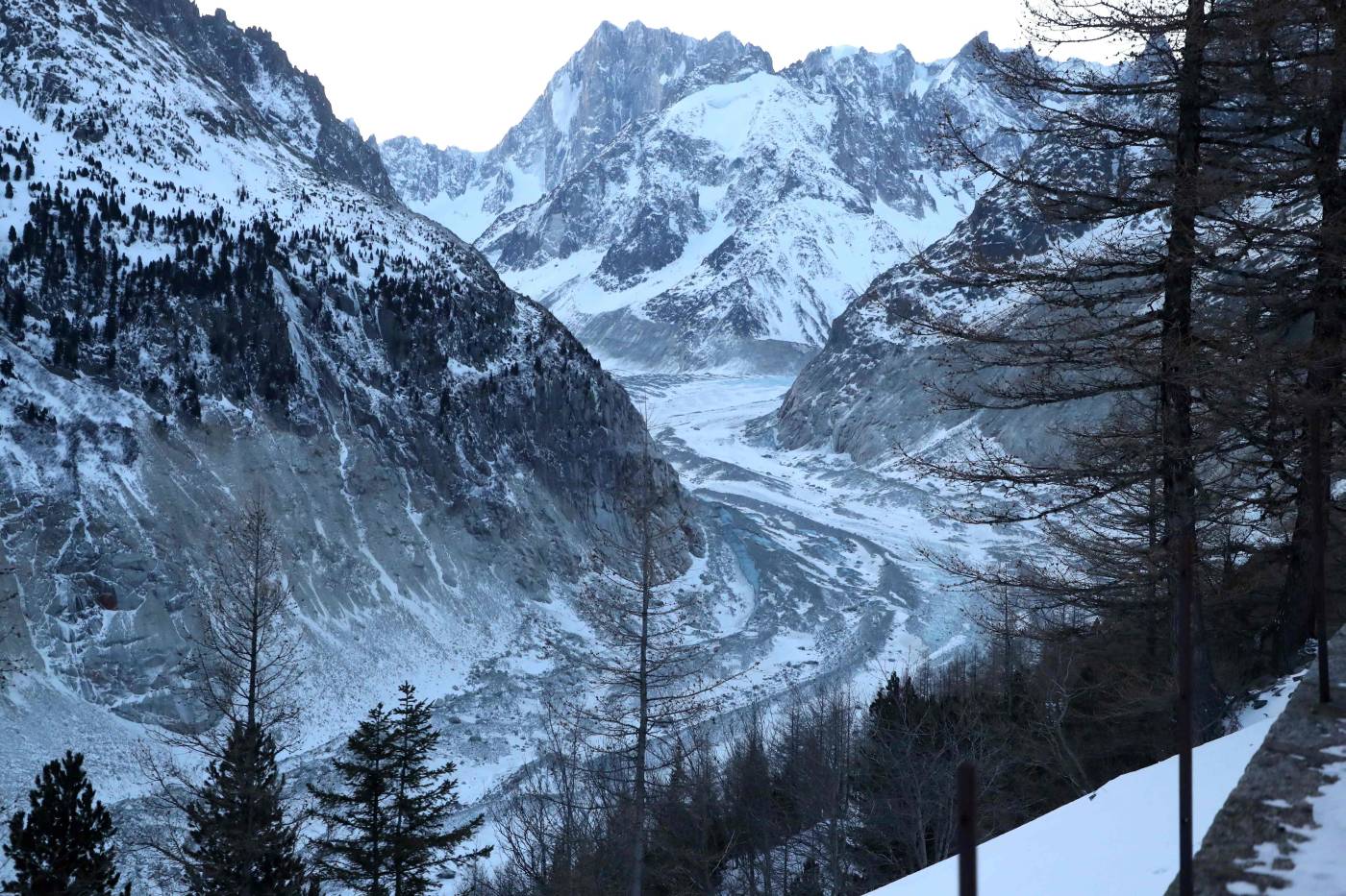 Foto tomada desde la estación de tren de Montenvers, cerca de Chamonix, en la cordillera del Mont Blanc, en los Alpes franceses, y que muestra una vista del glaciar Mer de glace. 