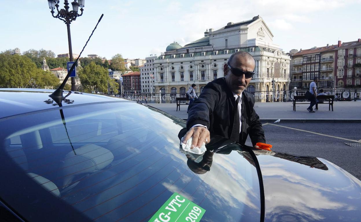 Un conductor de Uber, el primer día de funcionamiento del servicio en Bilbao el pasado 31 de octubre. 