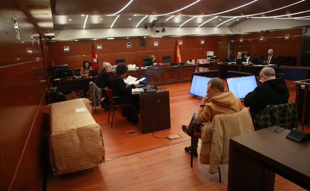 El acusado Rubén Cerdán observa la réplica de la letrina, empaquetada en un lateral del Juzgado de lo Penal 1.