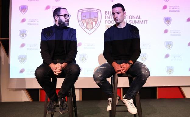 Lionel Scaloni (derecha), este jueves en la cuarta edición del Bilbao International Football Summit.