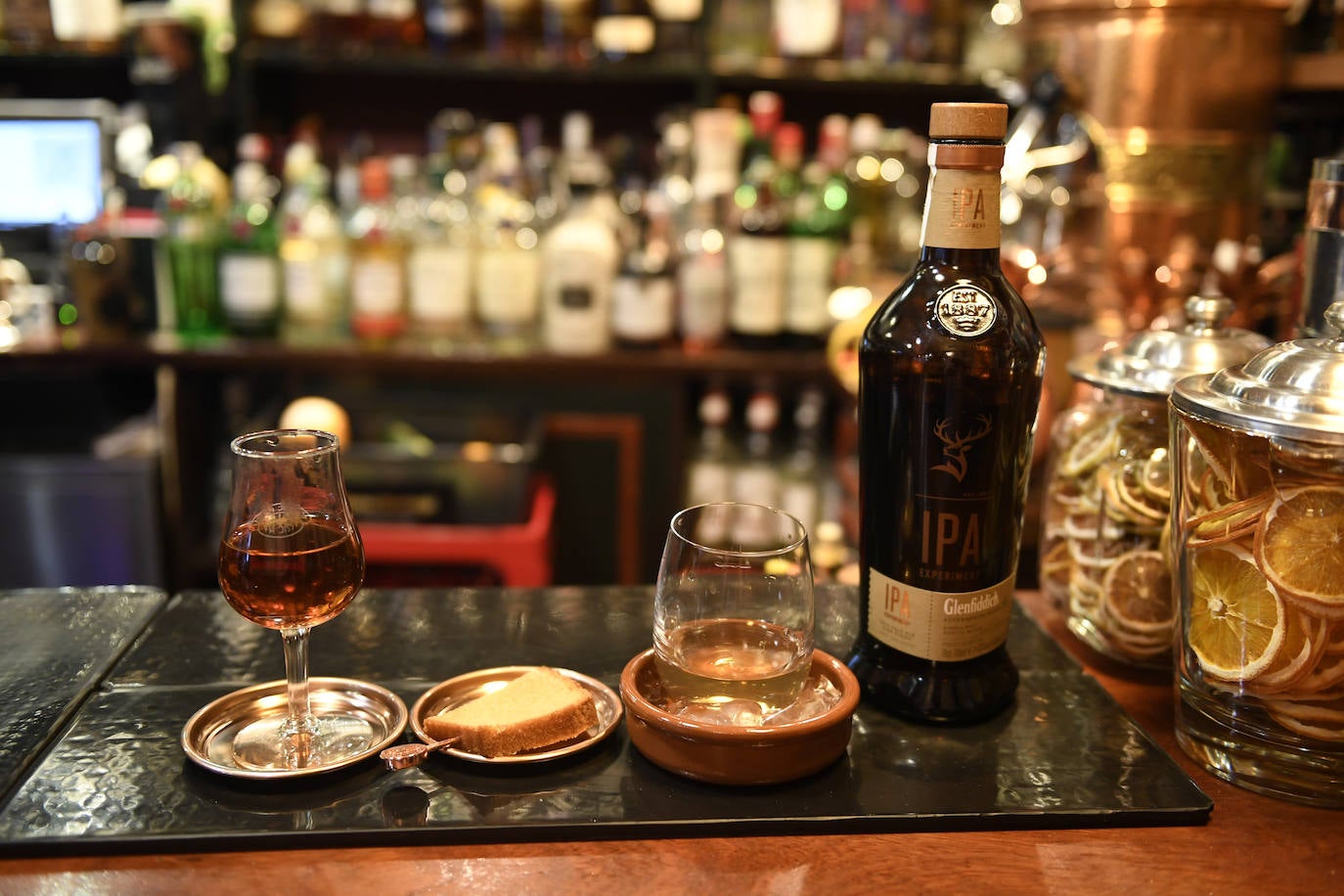 La tapa siempre va junto con el cóctel.