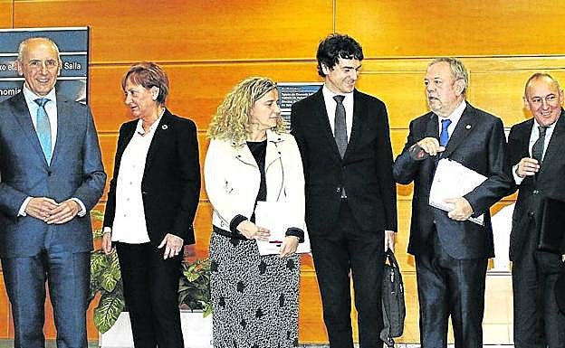 Los integrantes del Consejo Vasco de Finanzas, antes de arrancar ayer la reunión celebrada en Vitoria.