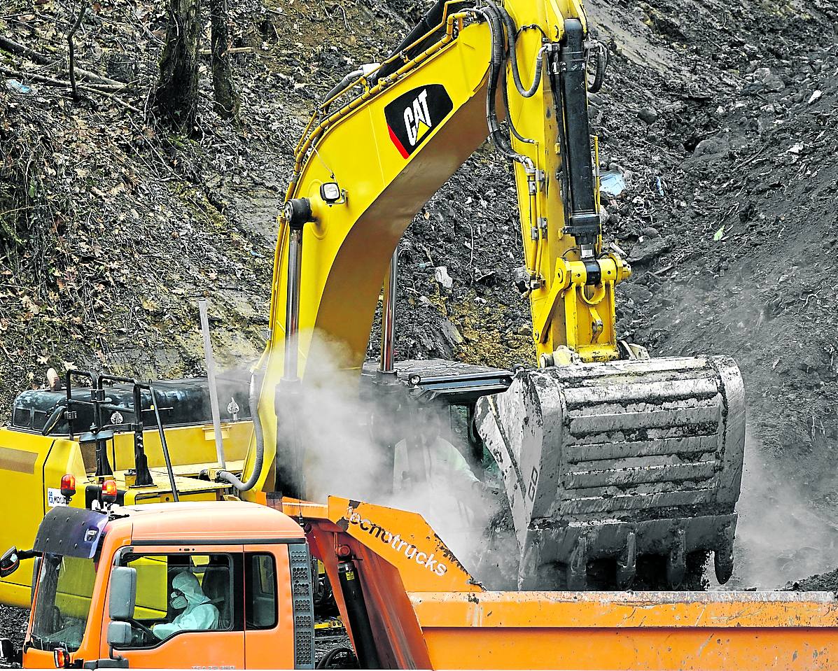 Trabajos de desescombro en la zona afectada por el derrumbe del vertedero.