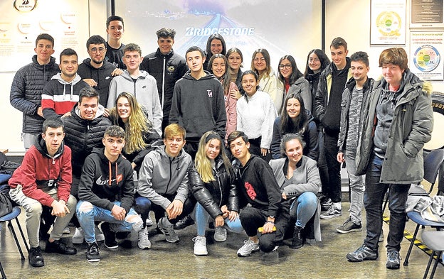 El alumnado del Colegio Basauri en Bridgestone.