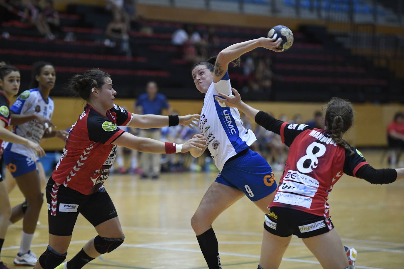 Ainhoa Hernández tratado de cortar un disparo de una jugadora del Aula en liga. 