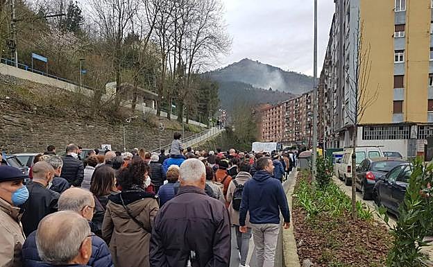 Los vecinos salen de Ermua..