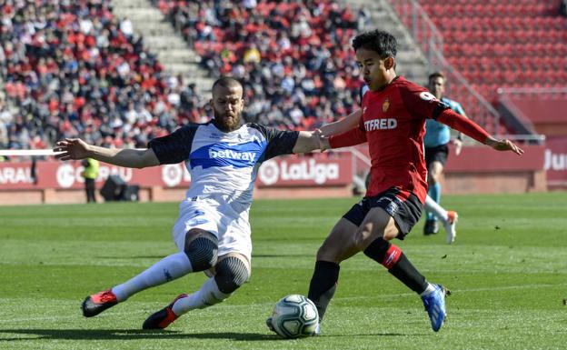 Víctor Laguardia intenta recuperar el balón.