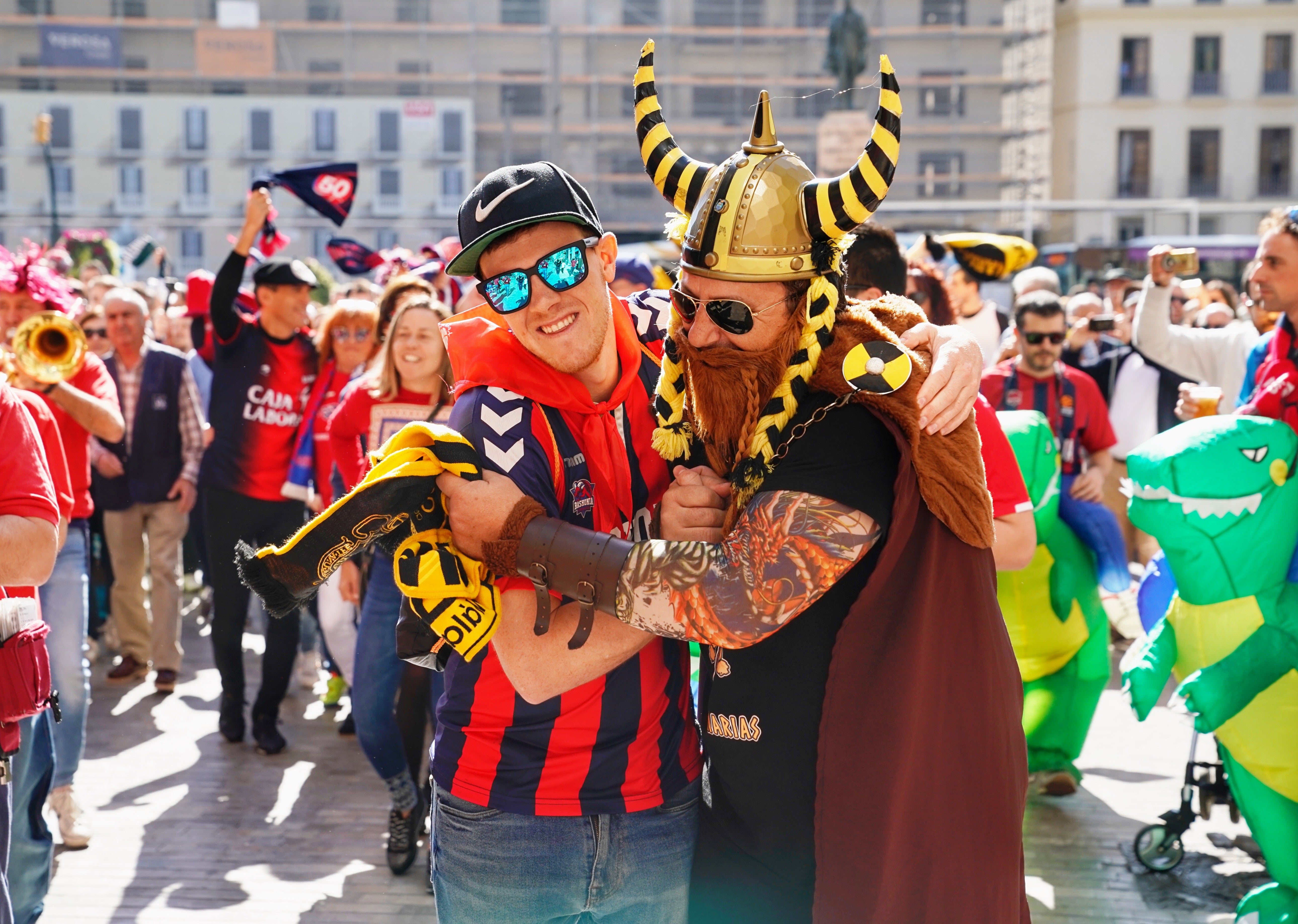 Fotos: La afición del Baskonia reina en la &#039;kalejira&#039; de una Copa sin su equipo