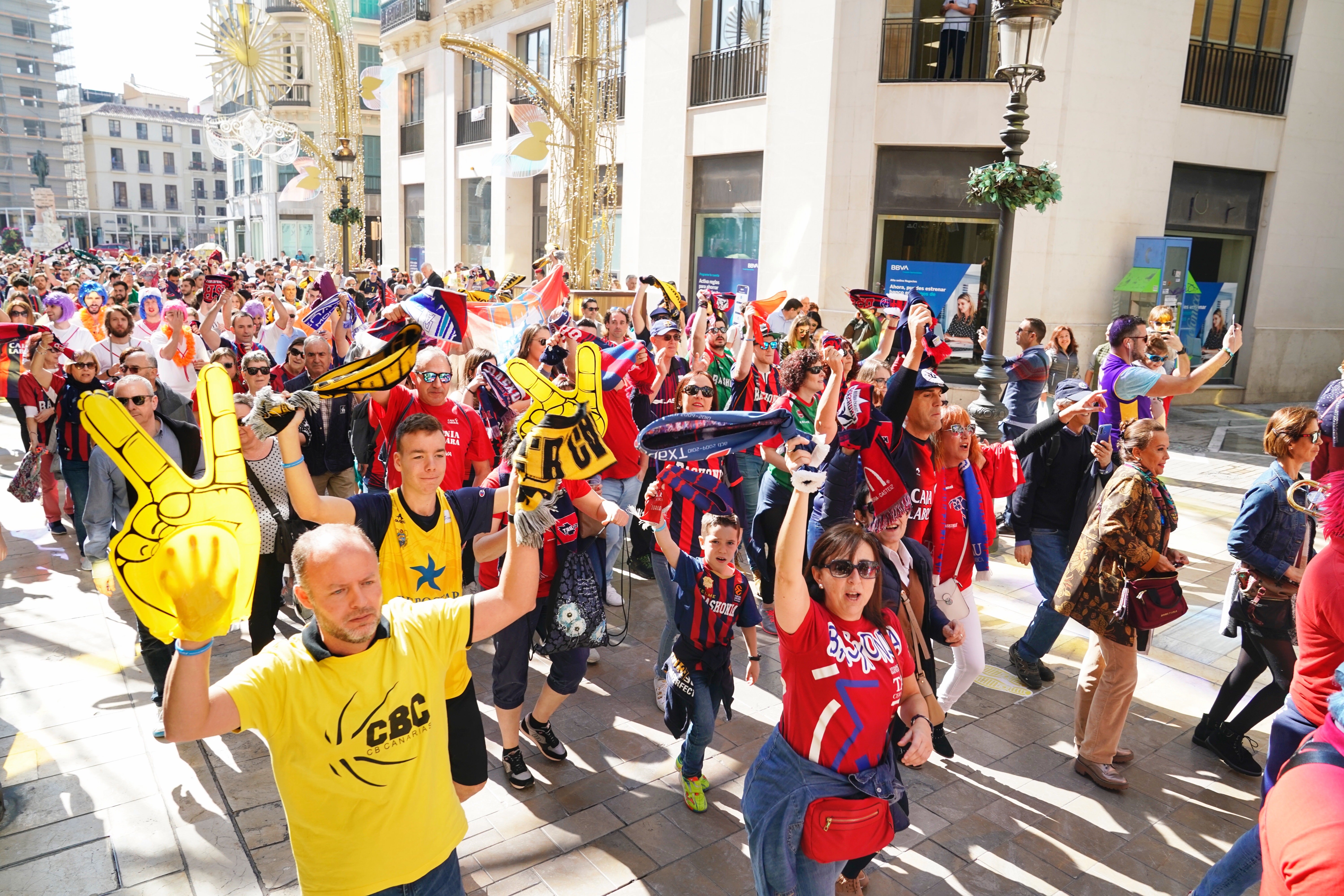 Fotos: La afición del Baskonia reina en la &#039;kalejira&#039; de una Copa sin su equipo