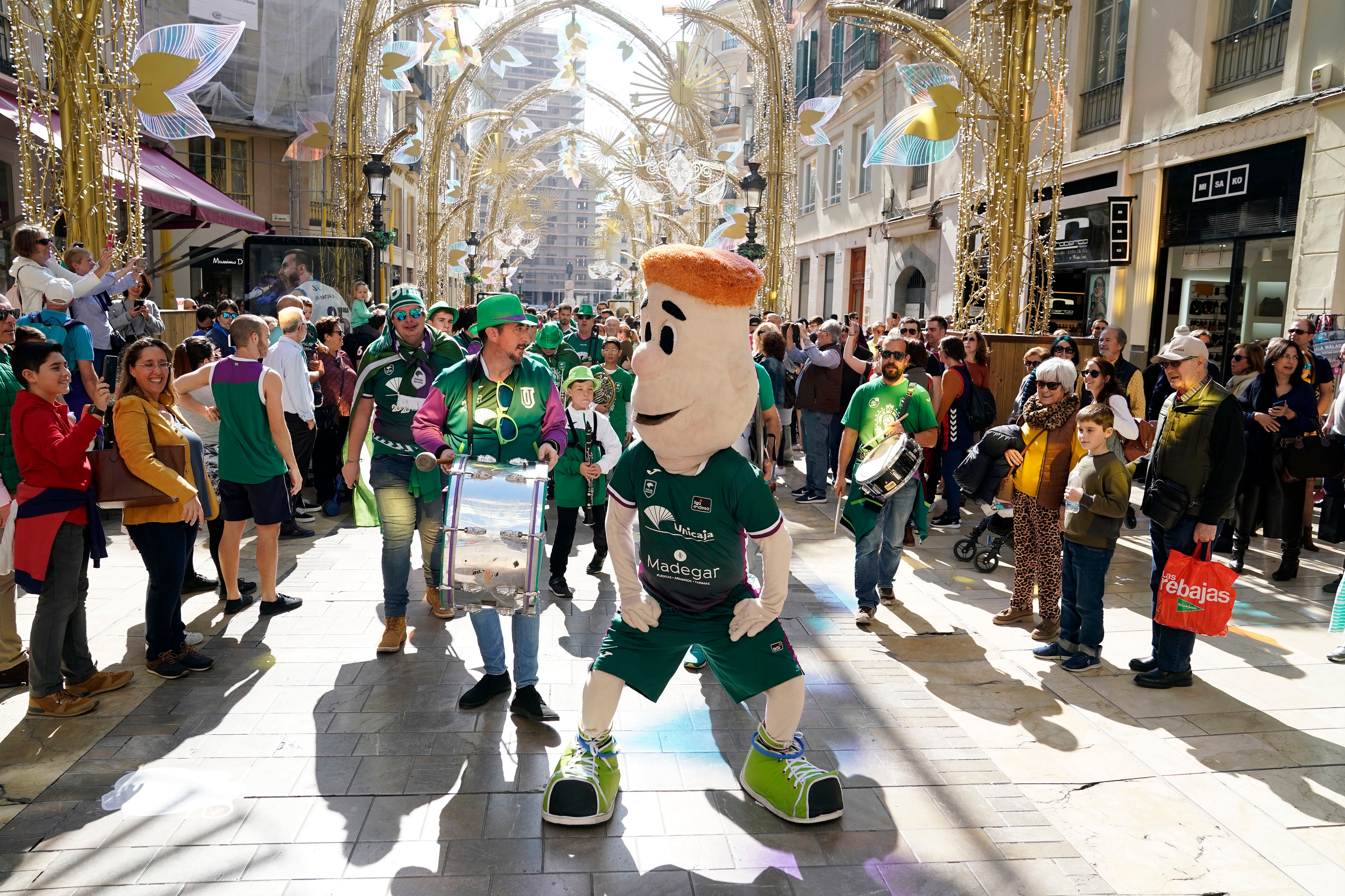 Fotos: La afición del Baskonia reina en la &#039;kalejira&#039; de una Copa sin su equipo