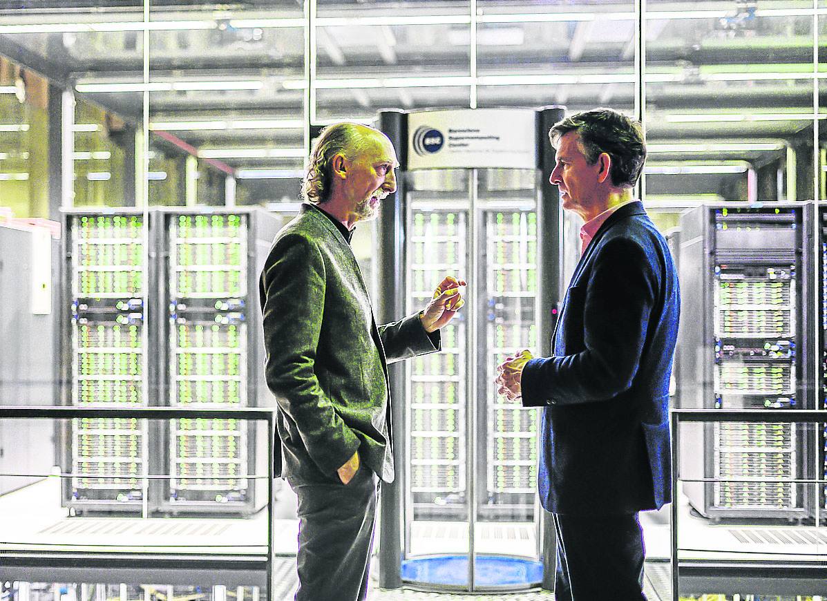 El director del Departamento de Ciencias de la Vida del BSC, Alfonso Valencia, y el director del Departamento de Operaciones, Sergi Girona, charlan frente a la doble puerta de seguridad que da acceso a la supercomputadora. Es visitable. 
