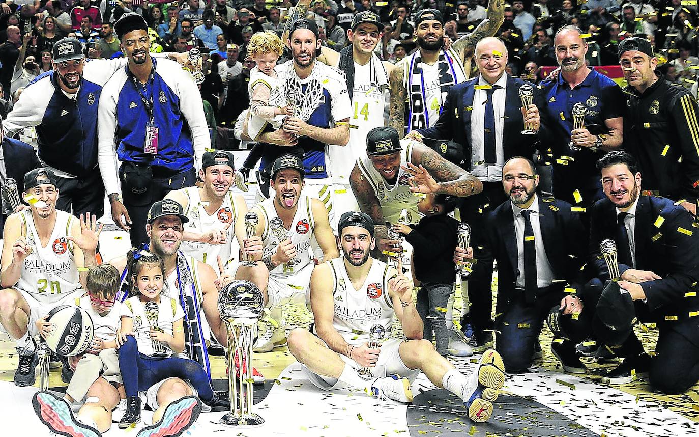 Laso celebra junto a sus jugadores su séptimo torneo copero.