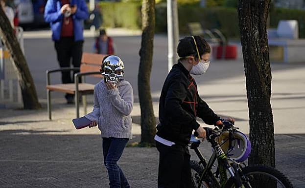 Dos niños en Zaldibar ayer por la mañana.