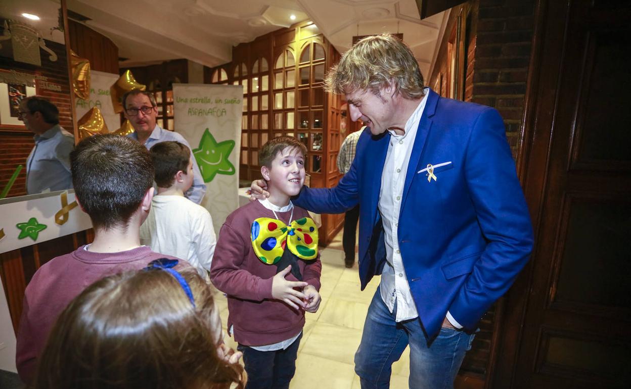 El presentador de ETB Julian Iantzi, maestro de ceremonias saluda a algunos de los niños que acudieron a la comida en el restaurante Conde de Álava.
