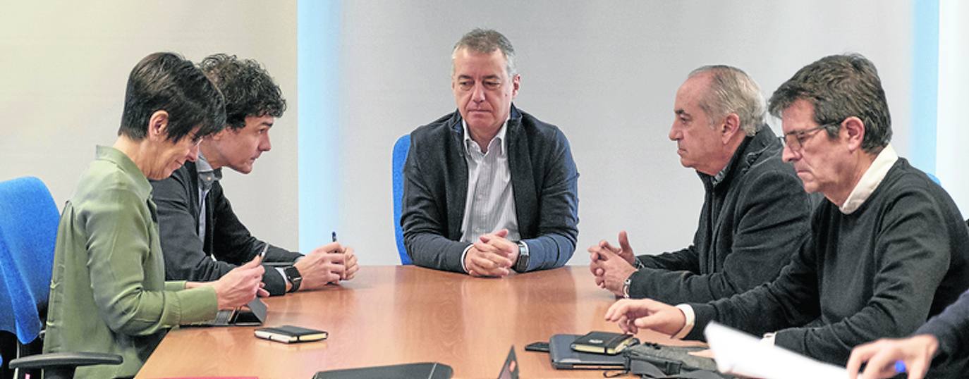 El lehendakari Urkullu presidió ayer la reunión de la mesa de crisis por el derrumbe del vertedero.