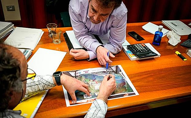 El alcalde revisa una imagen de satélite del vertedero con un técnico del Ayuntamiento.