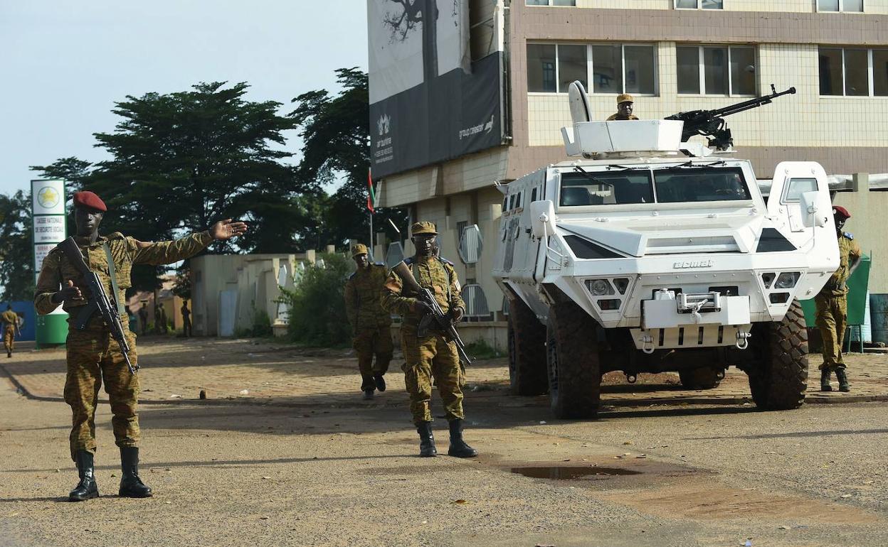 Tropas militares de Burkina Faso.