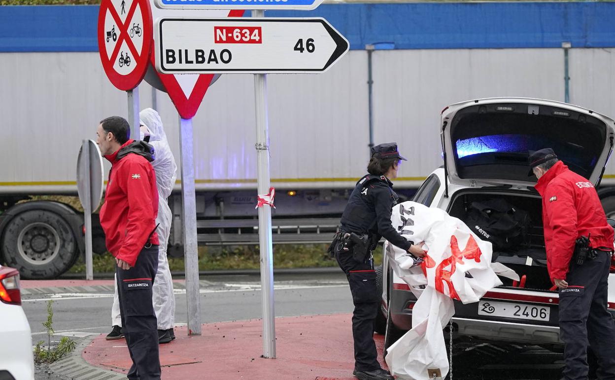 Agentes retiran el material colocado durante la protesta. 