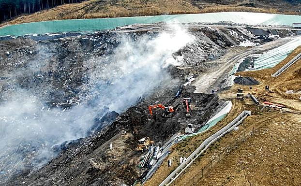 Parte superior del vertedero de Zaldibar, hasta donde han llegado varias máquinas.