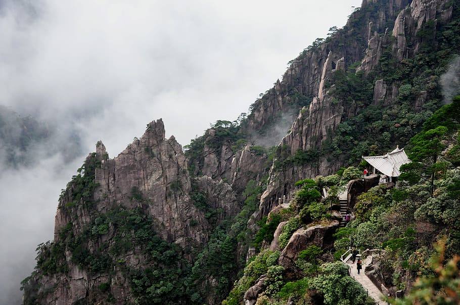 Montaña Huangshan (China) | También conocida como la Montaña Amarilla, la montaña Huangshan cuenta con multitud de escaleras desde donde se puede disfrutar de uno de los paisajes más sobrecogedores de China