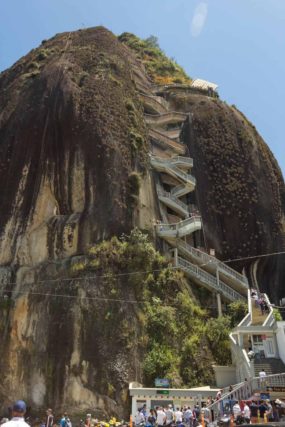 El Peñón de Guatapé (Antioquia, Colombia) | Subir hasta el final puede resultar agotador, pero allí le esperará un impresionante mirador
