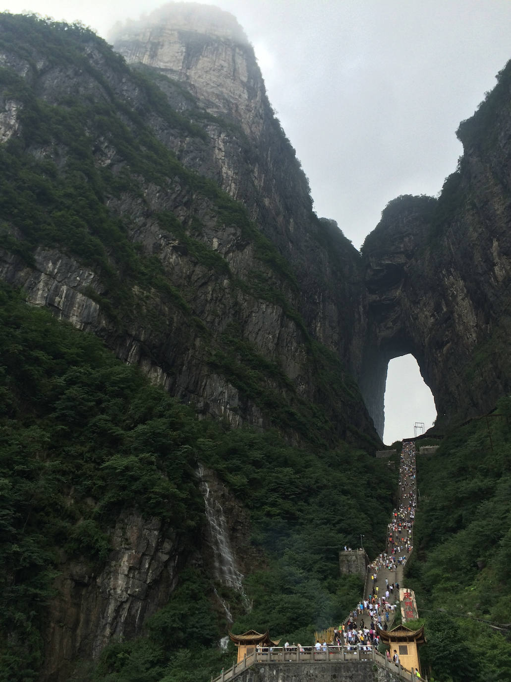 Cueva de Tianmen (China) | Para acceder a la Cueva de Tianmen, un arco natural de 30 metros de altura excavado en la montaña, hay que subir sus 999 escalones.