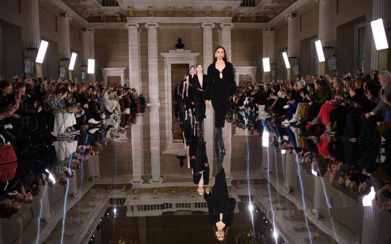 Fotos: Las cinco tendencias que Victoria Beckham ha adelantado en su desfile de Londres