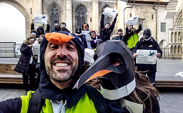 Josu, la importancia de disfrazarse de pingüino