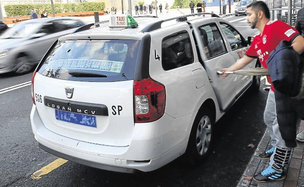 Un cliente toma un taxi en Bilbao. 