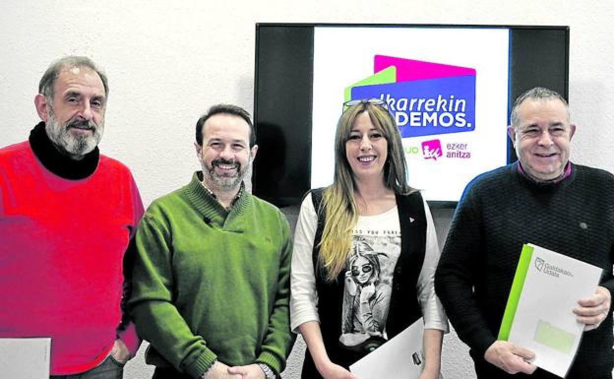 El parlamentario José Ramón Becerra y la juntera Eva Cabornero posan flanqueados por los portavoces municipales de Basauri, Bobi Galdós (a la izquierda), y de Galdakao, José Luis Bernal (derecha). 