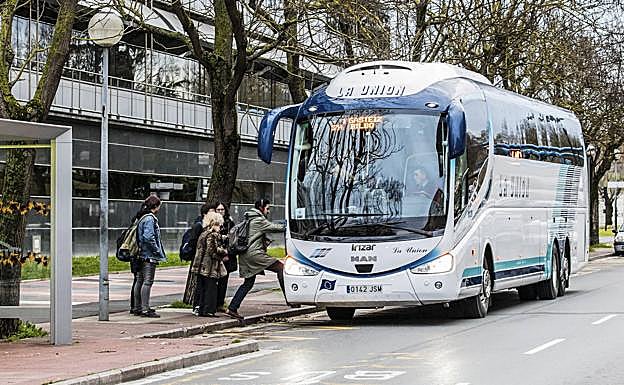 Un bus de La Unión, en una parada intermedia frente al Tribunal de Justicia de la Avenida de Gasteiz.