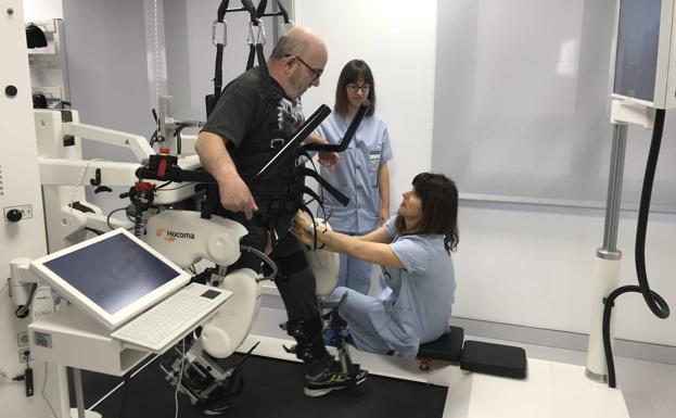 Javier, de 64 años y vecino de Sopelana, es uno de los pacientes que está probando el robot más avanzado del país.