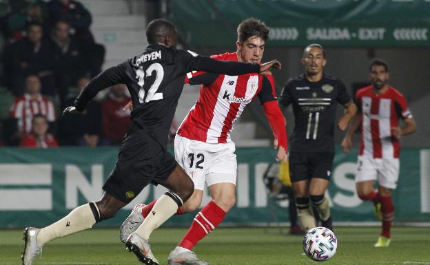 Gaizka Larrazbal ante Fomeyem, central del Intercity, en su último partido con el Athletic. 