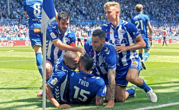 Manu, Deyverson, Edgar y Llorente abrazan a Theo tras su golazo ante el Athletic en 2017. 