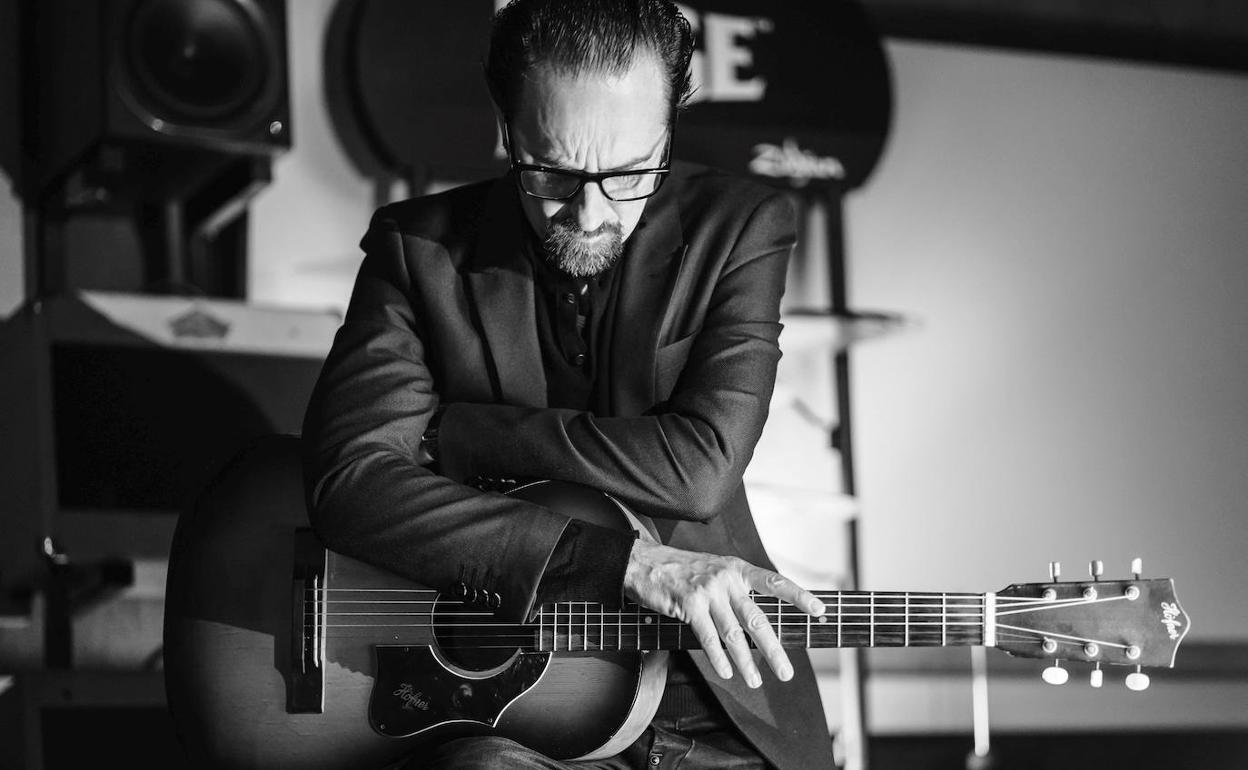 «Mi voz y mi guitarra son los instrumentos que tengo más a mano». 