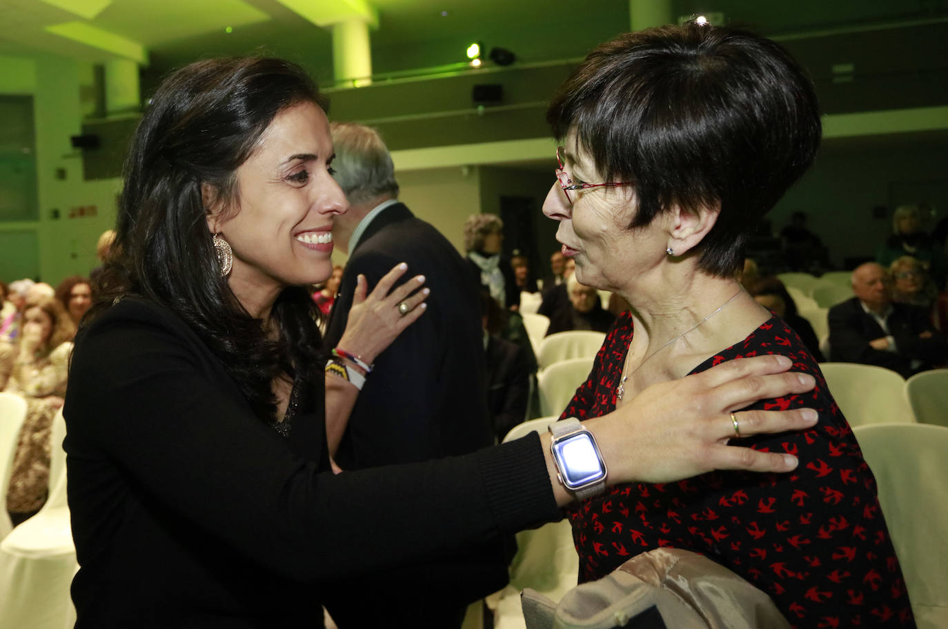 Sara Buesa, hija de Fernando Buesa, conversa con la consejera de Seguridad, Estefanía Beltrán de Heredia.