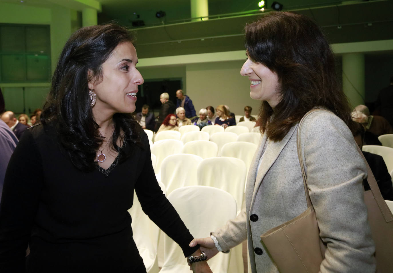 Sara Buesa da la bienvenida a Aintzane Ezenarro, directora del Instituto de la Memoria (Gogora).