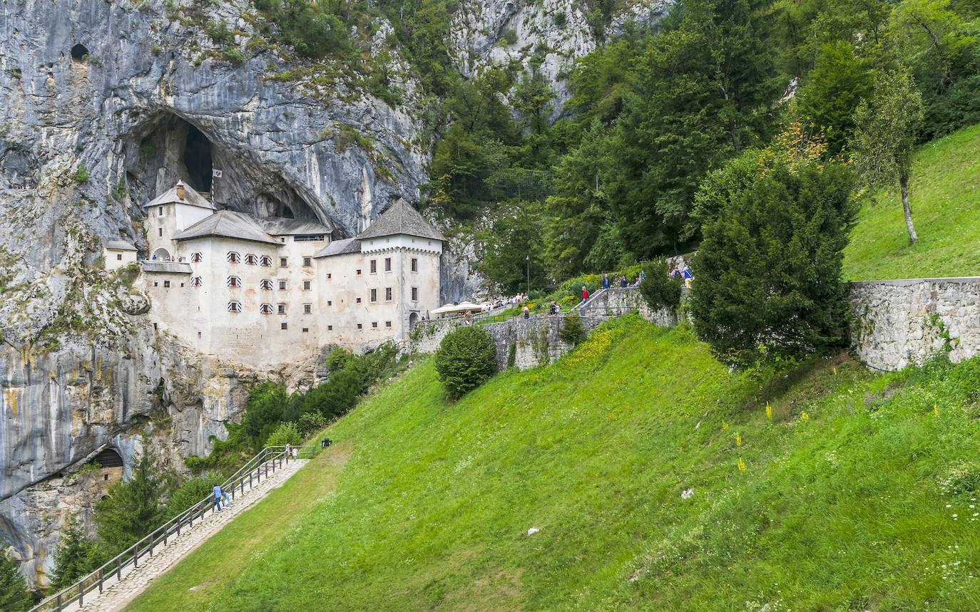 El castillo más grande del mundo construido en una cueva es el castillo de Predjama (Eslovenia). Se encuentra ubicado ante un precipicio de 123 metros.