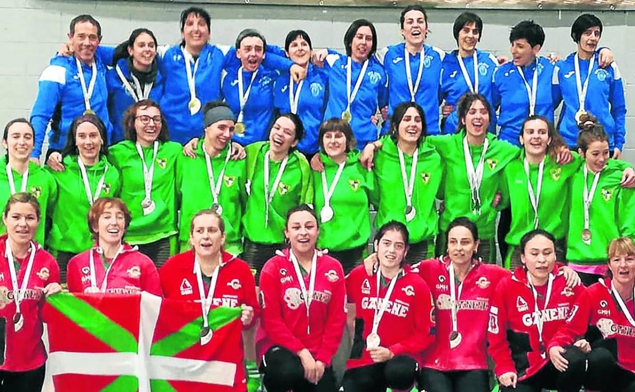 Badaiotz, Beti Gazte y Gaztedi, tras la ceremonia de entrega de medallas. 