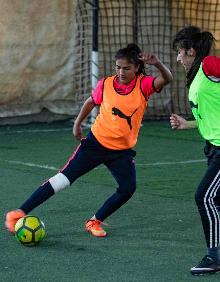 Imagen secundaria 2 - Jugadoras sirias entrenando y festejando junto a decenas de aficionados el título conseguido. 