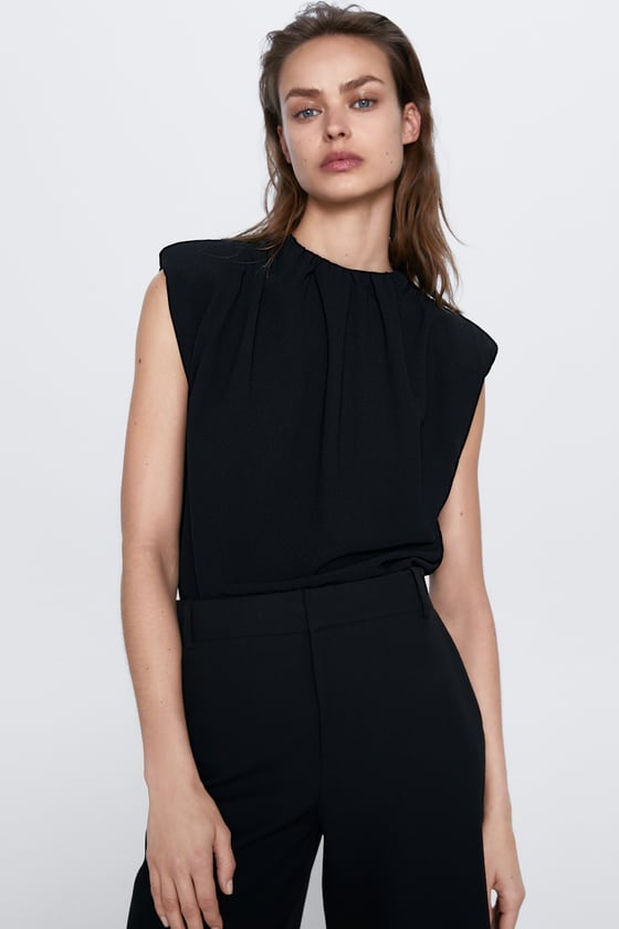 Top de algodón con hombreras, de Zara (29,95 euros).