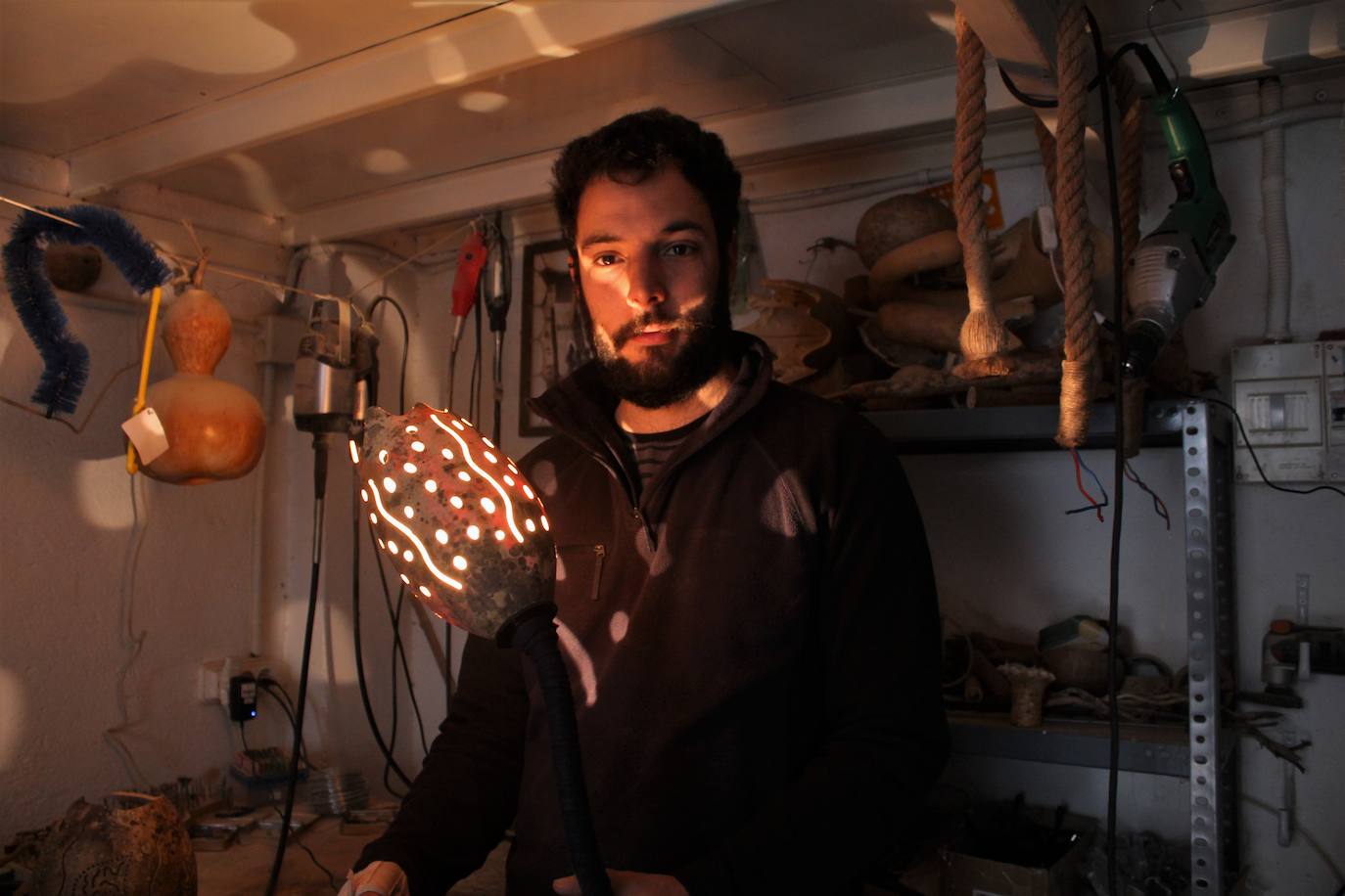 Fotos: El huerto alavés donde crecen lámparas, tazas, pendientes...