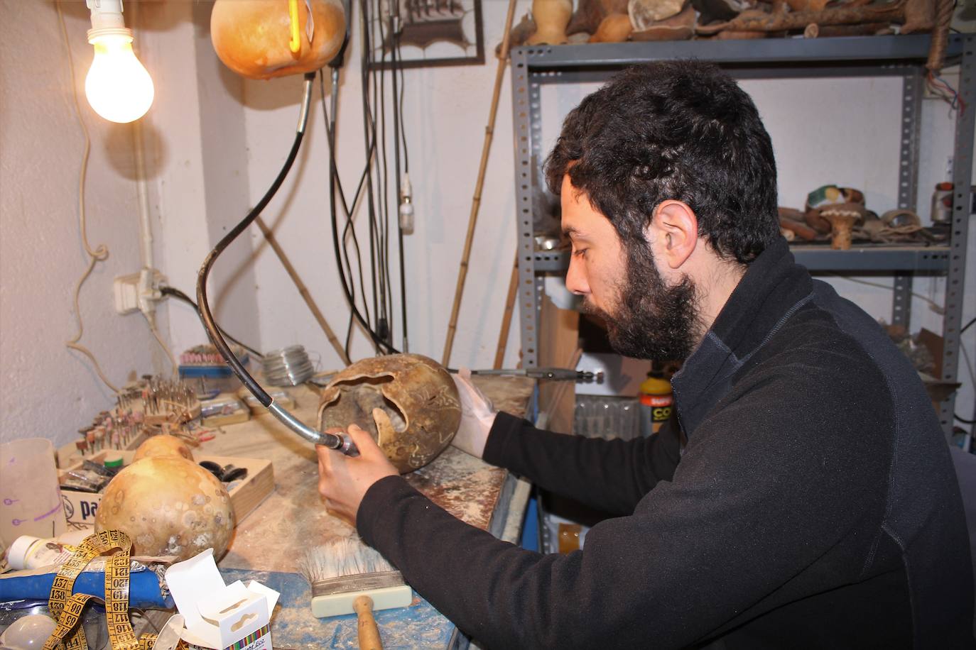 Fotos: El huerto alavés donde crecen lámparas, tazas, pendientes...