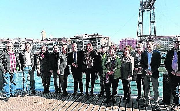 Los implicados en la iniciativa posan junto al Puente Colgante. 
