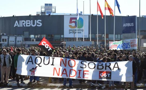 Concentración de los empleados de Airbus frente a la fábrica de la compañía en Getafe.