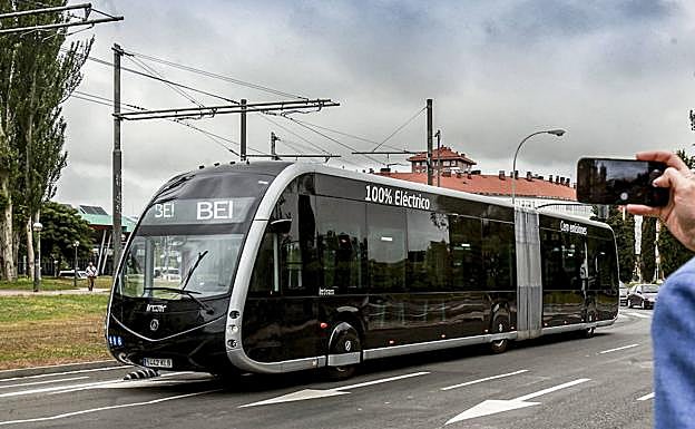 Modelo de 'bus exprés' durante su presentación en Vitoria. 