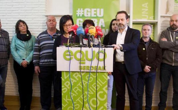 Dirigentes de Equo Berdeak han dado una rueda de prensa en Vitoria este viernes. 