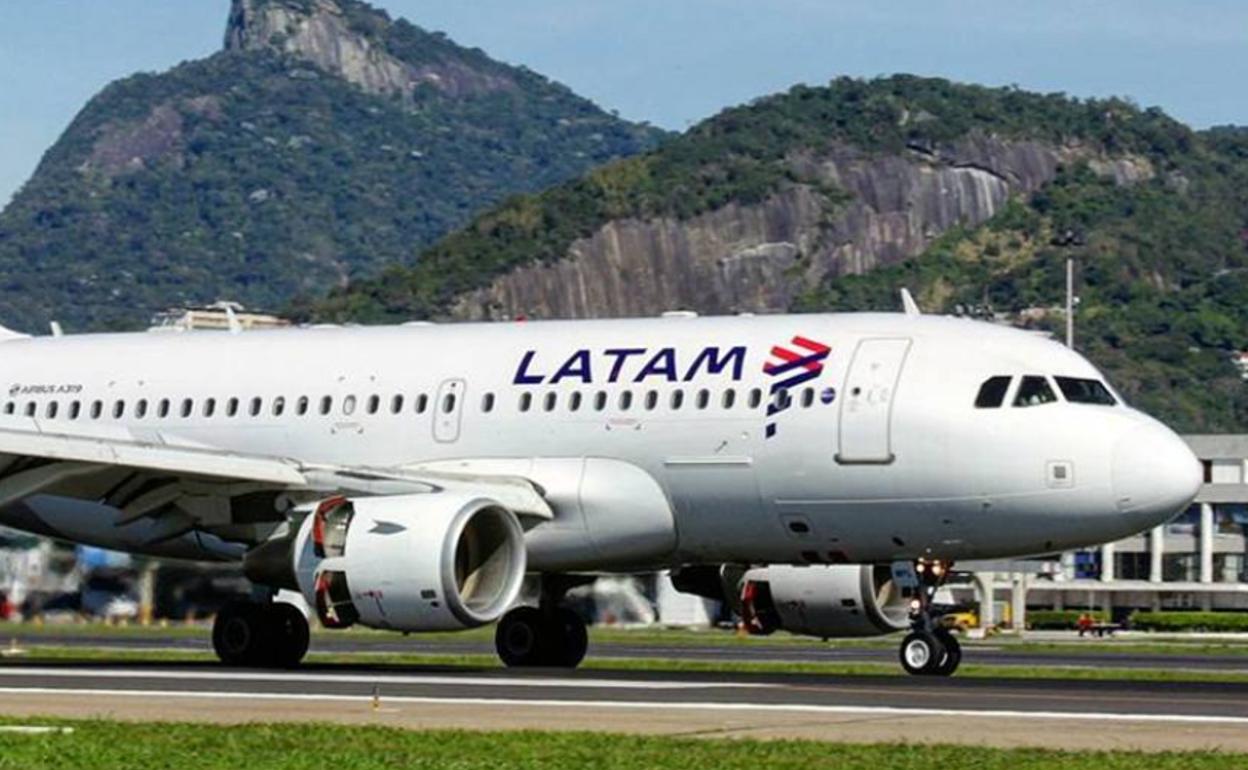 El incidente ocurrió en un avión de la compañía chilena Latam. 