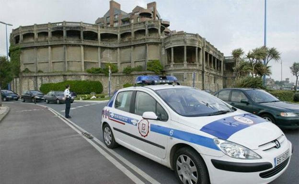 Una patrulla de la Policia Municipal de Getxo transita por la zona del Puerto Deportivo. 